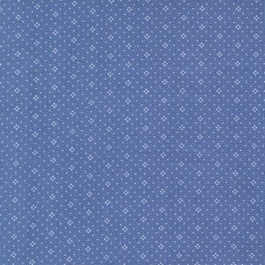 Può includere: Primo piano di un tessuto blu con un motivo ripetuto di piccole forme floreali bianche. Il tessuto ha un aspetto strutturato e le forme bianche sono uniformemente distanziate sulla superficie.