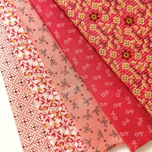 Lori Holt Gentler Times Fabric Fat Quarter Bundle - 5pc Pink Color Bundle