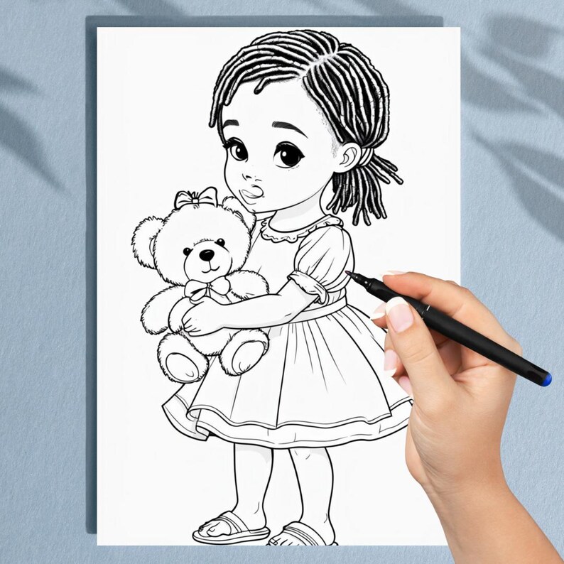 Peut inclure: Illustration en noir et blanc d'une jeune fille tenant un ours en peluche. La fille porte une robe et des sandales. L'ours en peluche a un n&oelig;ud. Une main tenant un stylo est dans l'image.