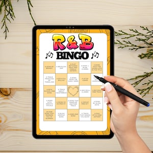 Puede incluir: Un juego de Bingo R&B que se muestra en una tableta. El tablero del juego presenta un dise&ntilde;o colorido con el texto "R&B Bingo" y varias indicaciones relacionadas con la m&uacute;sica. Una mano con un bol&iacute;grafo se&ntilde;ala el tablero.