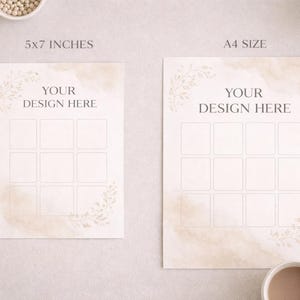 Op de afbeelding: Twee cr&egrave;mekleurige papieren vellen, &eacute;&eacute;n van 5x7 inch (ongeveer 12,7 x 17,8 cm) en de andere A4-formaat, met de tekst "YOUR DESIGN HERE". Elk vel heeft een raster van vierkanten en bloemige hoekaccenten. De achtergrond is een neutraal beige.