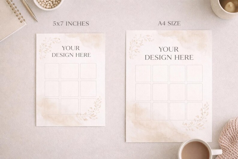 Op de afbeelding: Twee cr&egrave;mekleurige papieren vellen, &eacute;&eacute;n van 5x7 inch (ongeveer 12,7 x 17,8 cm) en de andere A4-formaat, met de tekst "YOUR DESIGN HERE". Elk vel heeft een raster van vierkanten en bloemige hoekaccenten. De achtergrond is een neutraal beige.
