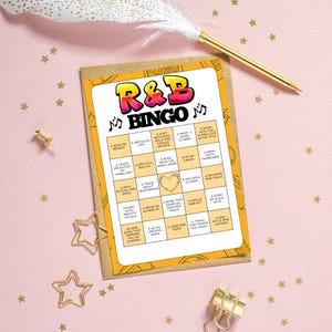 Puede incluir: Tarjeta de bingo de R&B con un borde amarillo y naranja, con notas musicales y el texto "R&B Bingo". La tarjeta incluye varios avisos relacionados con la m&uacute;sica. Un bol&iacute;grafo dorado y clips decorativos en forma de estrella tambi&eacute;n est&aacute;n en la imagen.