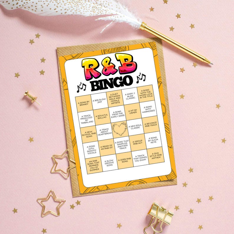 Puede incluir: Tarjeta de bingo de R&B con un borde amarillo y naranja, con notas musicales y el texto "R&B Bingo". La tarjeta incluye varios avisos relacionados con la m&uacute;sica. Un bol&iacute;grafo dorado y clips decorativos en forma de estrella tambi&eacute;n est&aacute;n en la imagen.