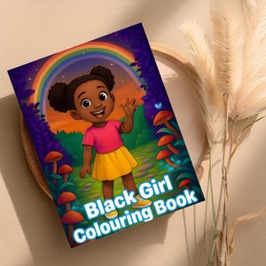Peut inclure: Un livre de coloriage intitul&eacute; "Black Girl Colouring Book" avec une illustration de dessin anim&eacute; d'une jeune fille noire souriante avec un arc-en-ciel en arri&egrave;re-plan. La fille porte un haut rose, une jupe jaune et des chaussures jaunes. Le livre est sur un plateau en bois.