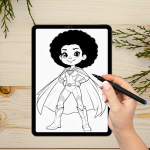 Peut inclure: Illustration en noir et blanc d'une super-h&eacute;ro&iuml;ne afro avec une cape et un embl&egrave;me sur la poitrine, affich&eacute;e sur une tablette. Un stylet noir est tenu pr&egrave;s de l'&eacute;cran. L'image est sur une surface en bois avec des brins verts.