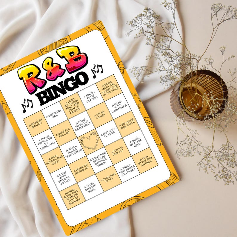 Puede incluir: Una tarjeta de juego de bingo R&B con borde amarillo e interior blanco. El t&iacute;tulo "R&B BINGO" est&aacute; en letras grandes y coloridas. La tarjeta presenta varios temas de R&B, como "Una canci&oacute;n de Brandy" y "Un dueto entre artistas masculinos y femeninos".