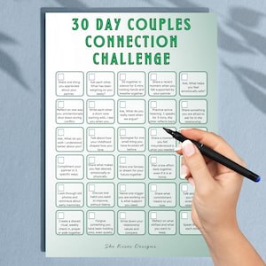 Puede incluir: Un papel blanco titulado "30 DÍAS DESAFÍO CONEXIÓN DE PAREJAS" con un encabezado verde. El desafío incluye indicaciones para que las parejas mejoren la comunicación. Una mano sostiene un bolígrafo negro.