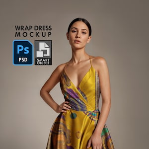 Può includere: Un abito a portafoglio giallo con un design colorato e fantasia. L'abito ha uno scollo a V, spalline sottili e uno spacco alto. L'immagine include il testo "WRAP DRESS MOCKUP" e le icone "Ps PSD" e "SMART OBJECT".