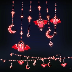 Puede incluir: Un fondo oscuro con decoraciones rojas brillantes con temática de Halloween. La imagen presenta adornos colgantes de ataúdes con alas de murciélago, lunas crecientes, cruces y estrellas. Una cadena de luces recorre la parte inferior.