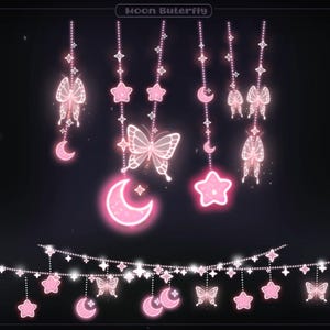 以下が含まれることがあります： 暗い背景に、ピンク色の光る蝶、月、星のストリングライト。「Moon Butterfly」の文字が上部にあります。ライトは小さな星のストリングで接続されています。