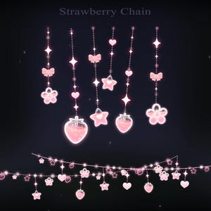 Puede incluir: Cadena de fresas rosa con colgantes. Los colgantes incluyen fresas, estrellas, lazos y flores. El texto "Strawberry Chain" está en la parte superior. Los colgantes están conectados por una guirnalda de luces.