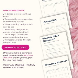 K&ouml;nnte beinhalten: Eine Ansammlung wei&szlig;er Papierplanerseiten mit &Uuml;berschriften wie "Checklist" und "Weekly CEO Check-In". Die Seiten liegen auf einer rosa, flauschigen Oberfl&auml;che. Der Text ist in einer einfachen, klaren Schriftart gehalten.