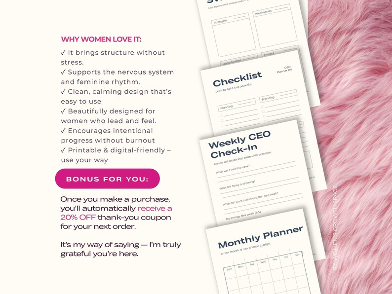 K&ouml;nnte beinhalten: Eine Ansammlung wei&szlig;er Papierplanerseiten mit &Uuml;berschriften wie "Checklist" und "Weekly CEO Check-In". Die Seiten liegen auf einer rosa, flauschigen Oberfl&auml;che. Der Text ist in einer einfachen, klaren Schriftart gehalten.