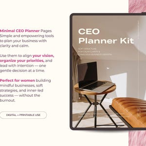 K&ouml;nnte beinhalten: Ein digitales CEO-Planer-Kit, das auf einem Tablet angezeigt wird. Das Bild zeigt einen Laptop auf einem kleinen Holztisch, eine Leder-Ottomane und den Text "CEO Planner Kit" und "Digital + Printable Use".