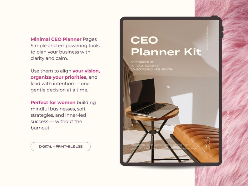 K&ouml;nnte beinhalten: Ein digitales CEO-Planer-Kit, das auf einem Tablet angezeigt wird. Das Bild zeigt einen Laptop auf einem kleinen Holztisch, eine Leder-Ottomane und den Text "CEO Planner Kit" und "Digital + Printable Use".