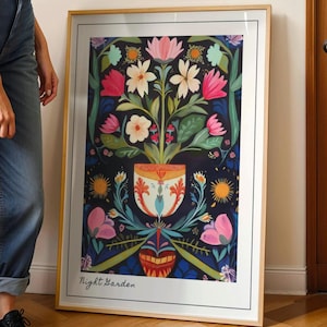 Impresión floral de jarrón de arte popular de Night Garden, arte mural botánico bohemio colorido, póster vintage de flores con un toque melancólico, sol y plantas caprichosos, 318
