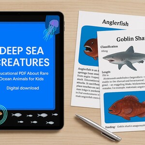 Może przedstawiać: Cyfrowy plik do pobrania edukacyjnego PDF-a o rzadkich zwierzętach morskich dla dzieci. Okładka ma niebieski tło z tekstem "Deep Sea Creatures" w kolorze białym. Okładka zawiera również ilustracje żółwia morskiego, meduzy i ryb.