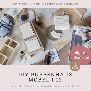 Puede incluir: Una colección de muebles de casa de muñecas DIY en miniatura, que incluye una cama con una muñeca ratón, un armario y una caja de madera. La imagen también presenta un caballito balancín y un letrero que dice "descarga digital".