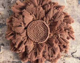 Flor gigante esponjosa de macramé color chocolate – Decoración de pared boho chic – Flor textil hecha a mano