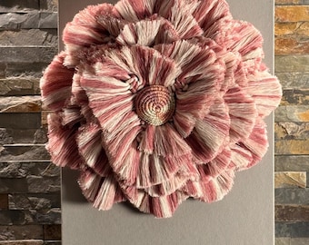 Decoración de pared moderna de macramé "FLUFFY", tejido circular en relieve, arte textil bohemio chic rosa, artesanía francesa.