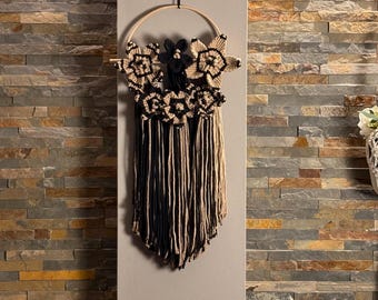 Colgante de pared floral de macramé – Boho Chic, flores negras y beige – Colgante de pared hecho a mano en un aro de madera