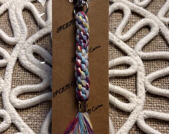 Llavero de macramé trenzado hecho a mano - Mosquetón de corazón dorado - Borla - Variedad de colores