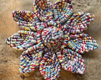 BLOOMDYE — Flor de pared textil hecha a mano, hilos jaspeados multicolores, arte textil contemporáneo, pieza única de 18 cm.