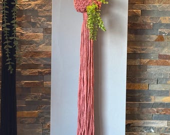 Colgador de macramé para plantas de pared en rosa empolvado, con forma de lágrima y cuentas doradas, decoración bohemia hecha a mano.