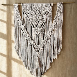 Großer Makramee-Wandbehang – Handgefertigte Boho-Wandkunst, Naturbaumwolle, Rautenmuster, Statement-Wanddekoration, 52 x 83 cm, SPERTO Carine