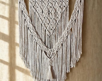 Tapiz de macramé grande para pared — Arte mural bohemio hecho a mano, algodón natural, estampado de rombos, decoración de pared llamativa 52x83cm, SPERTO Carine