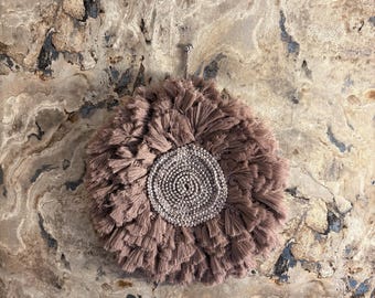 Tapiz de macramé lila – Flor de pared bohemia hecha a mano – Decoración artesanal para el hogar