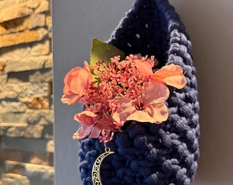 Colgador de macramé azul medianoche para plantas, colgador con forma de gota, decoración bohemia hecha a mano.