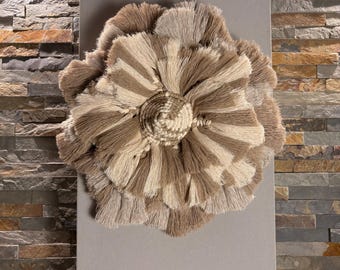 Decoración de pared moderna de macramé "FLUFFY", tejido circular en relieve, arte textil bohemio chic en beige y marrón, artesanía francesa.