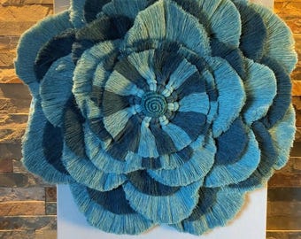 Tapiz de macramé azul esponjoso de 40 cm, tejido circular con relieve, arte textil boho chic, hecho a mano en Francia.