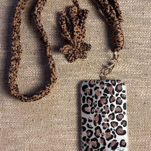 Bandoulière Téléphone ou Clés Léopard- Mousqueton Doré ou argenté · Mains Libres L'accessoire sauvage qui ne te quittera plus