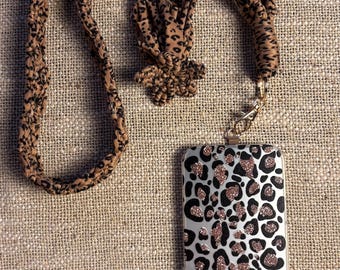 Correa para teléfono o llaves con estampado de leopardo - Mosquetón dorado o plateado - Manos libres: El accesorio salvaje del que nunca querrás salir de casa sin.