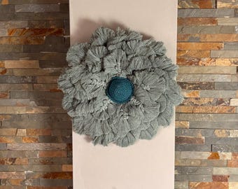 Flor de pared de macramé verde salvia y azul – Decoración de pared bohemia moderna – Colección FLUFFY