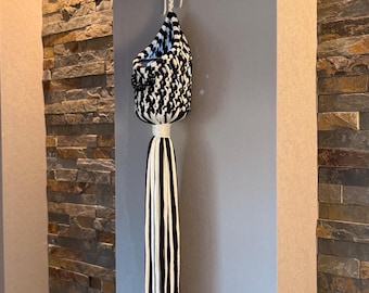 Soporte colgante para plantas de macramé trenzado en blanco y negro - Soporte para macetas colgante - Decoración de pared estilo boho
