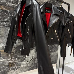 Svart läderbikerjacka dam, beskuren 46 cm | Lyxigt rött foder | Motorcykeljacka i äkta läder | Slim fit motorcykeljacka | Present till henne