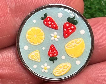 Zitronen Erdbeeren und weiße Blumen Golfball Marker Hutclip-Set - weißes Polka Dot Design - verschiedene Zitronen - Golf Geschenk