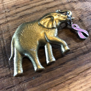 Elefante con broche de cinta rosa