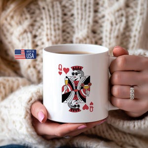 Mok Queen of Hearts Stijlvol speelkaartontwerp met cocktails | Leuk cadeau voor moeder, vrouw of bestie | Keramische koffiekop van 11 oz