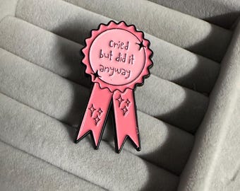 Pin de esmalte "Lloré, pero lo hice de todos modos": insignia de logro de lazo rosa, pin de salud mental, regalo de motivación, lindo pin de solapa.