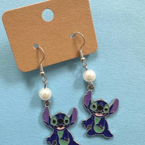 Pendientes colgantes con detalle de perla alienígena azul imagen 1