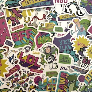 Pacote de 4 Adesivos Toy Story 15/10/20 Adesivos de Vinil | Woody, Buzz, Forky, Aliens e Mais | Adesivos Pixar | Presente Infantil, Notebook, Diário