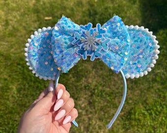 Orecchie di Minnie a forma di fiocco di neve scintillanti ispirate a Frozen / Cerchietto con fiocco di paillettes blu / Orecchie da principessa invernale / Accessorio per viaggio a Disneyland / Fatte a mano