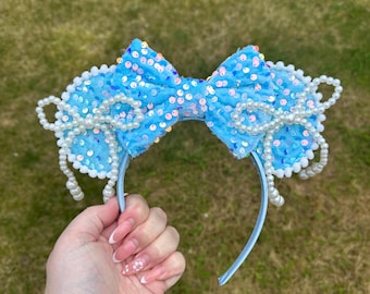 Op Assepoester geïnspireerde Minnie Ears-hoofdband | Blauwe prinsessenoren met pailletten | Disney-oren met parelstrik | Sprookje Mickey Ears | Disney-outfit
