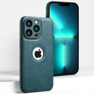 Può includere: Custodia per telefono in pelle verde acqua con bordo cucito e logo Apple argentato. La custodia ha un ritaglio per la fotocamera con tre obiettivi e un flash. Sullo sfondo è visibile uno smartphone con schermo blu brillante.