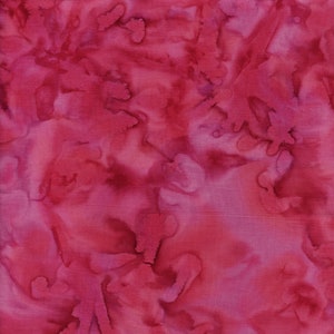 Könnte beinhalten: Eine Nahaufnahme eines rosa Stoffes mit einem Batik-Muster. Der Stoff hat eine weiche, fließende Textur und einen dezenten Glanz.